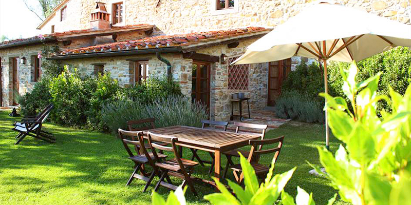 Outdoor dining at La Vigna